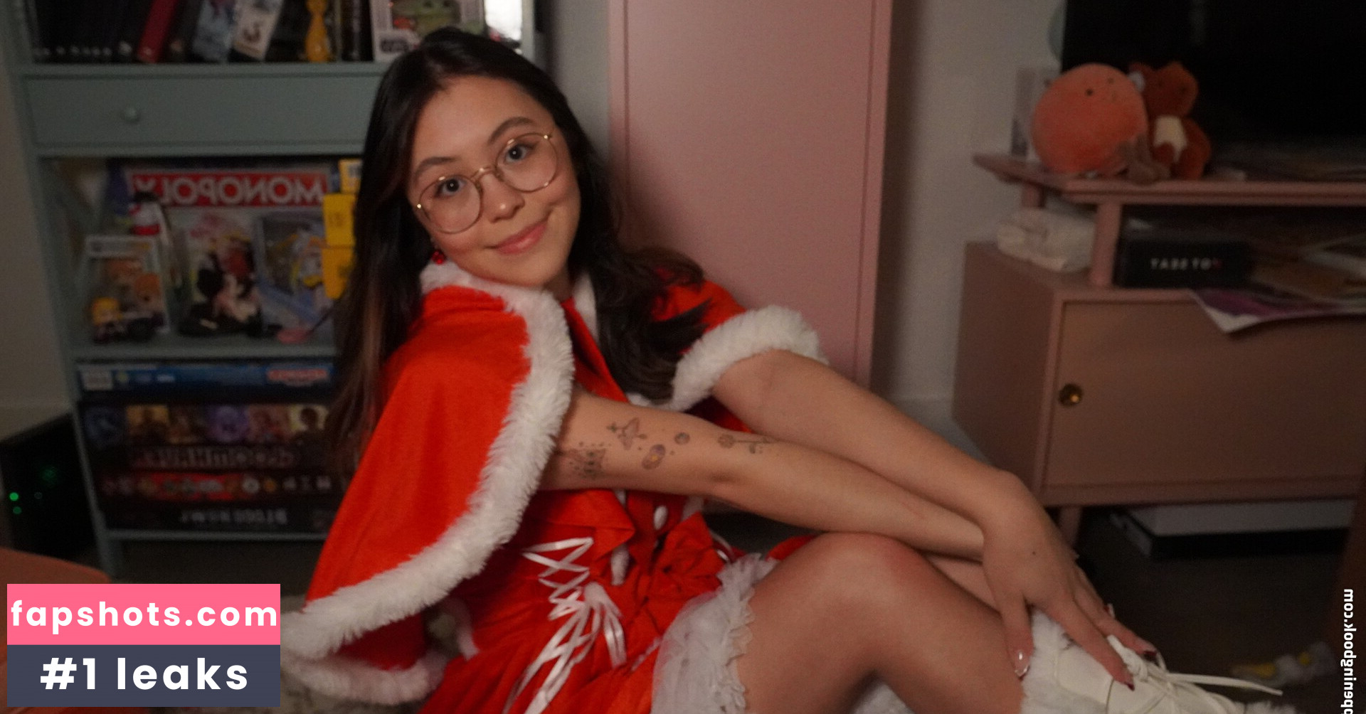 Tiptoe Tingles nude babe gallery