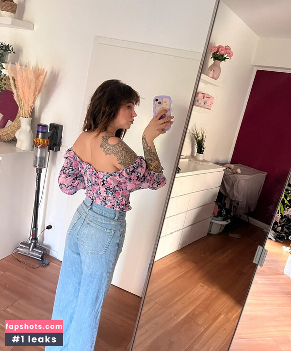 Tizeax nude babe gallery