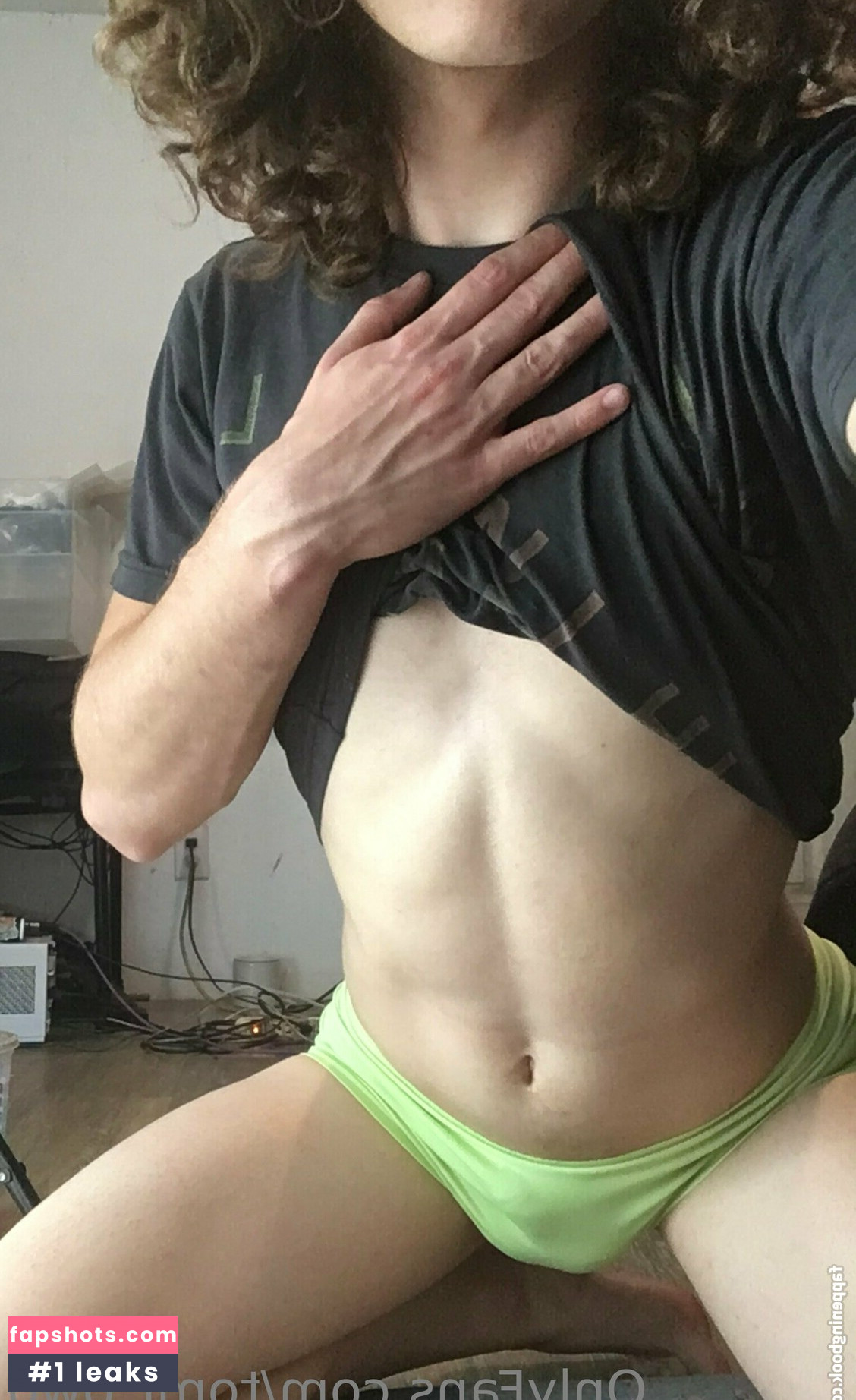 tomi_owo gallery photo #2