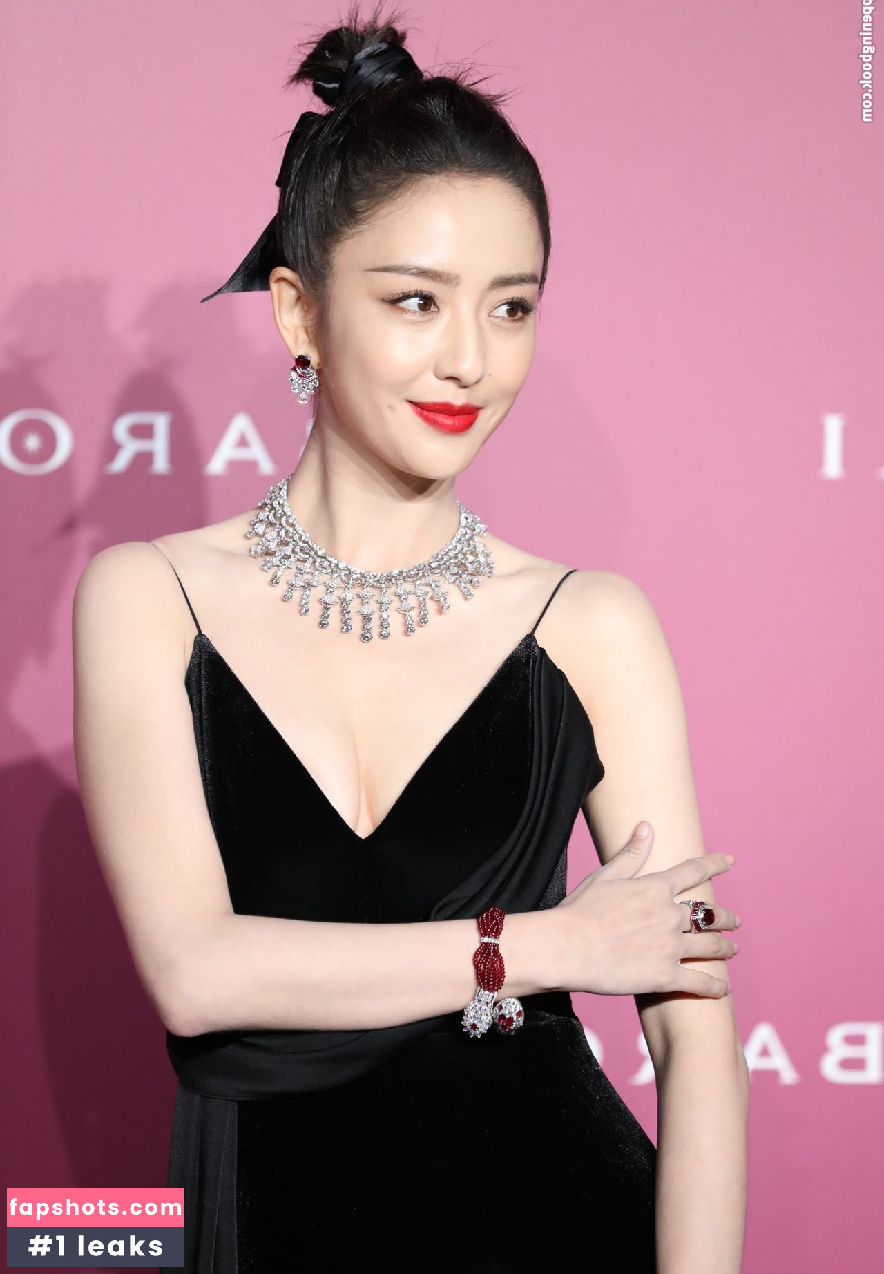 Tong Liya gallery photo #23