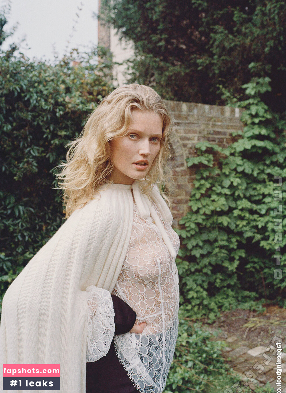 Toni Garrn gallery photo #6