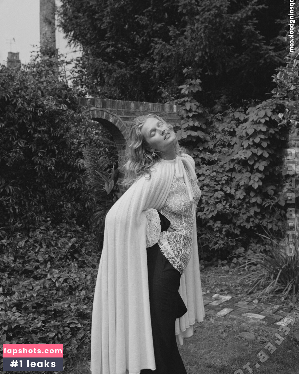 Toni Garrn gallery photo #7