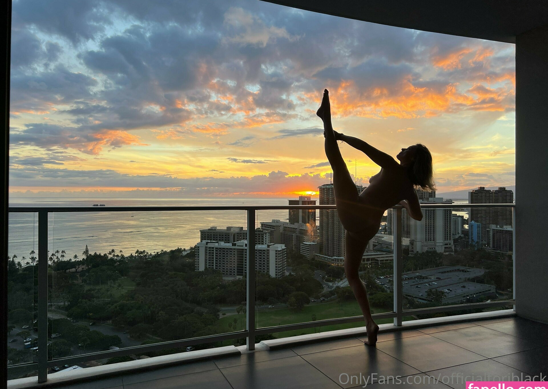 tori-black gallery photo #1034