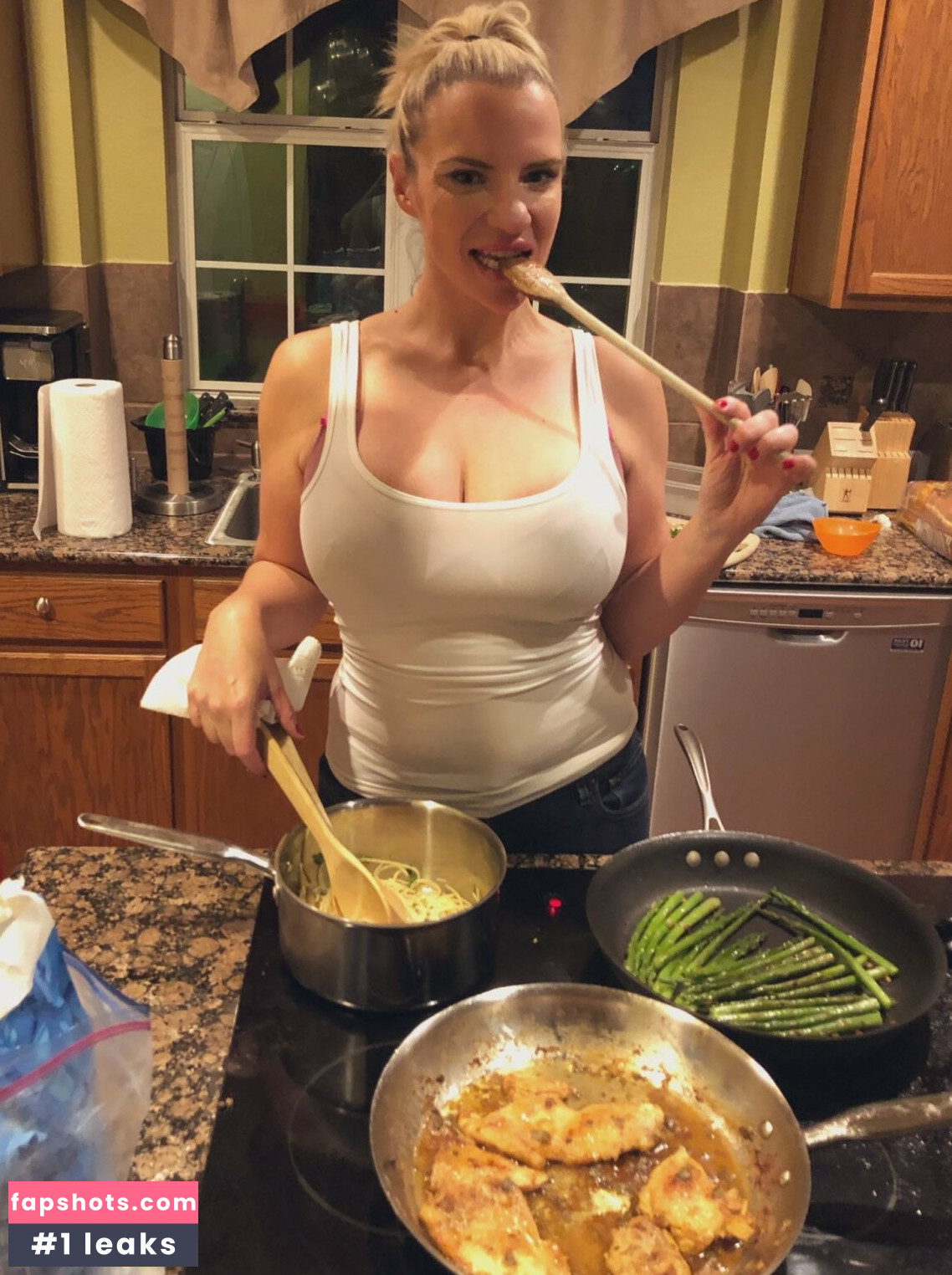 Tori Hendricz gallery photo #23