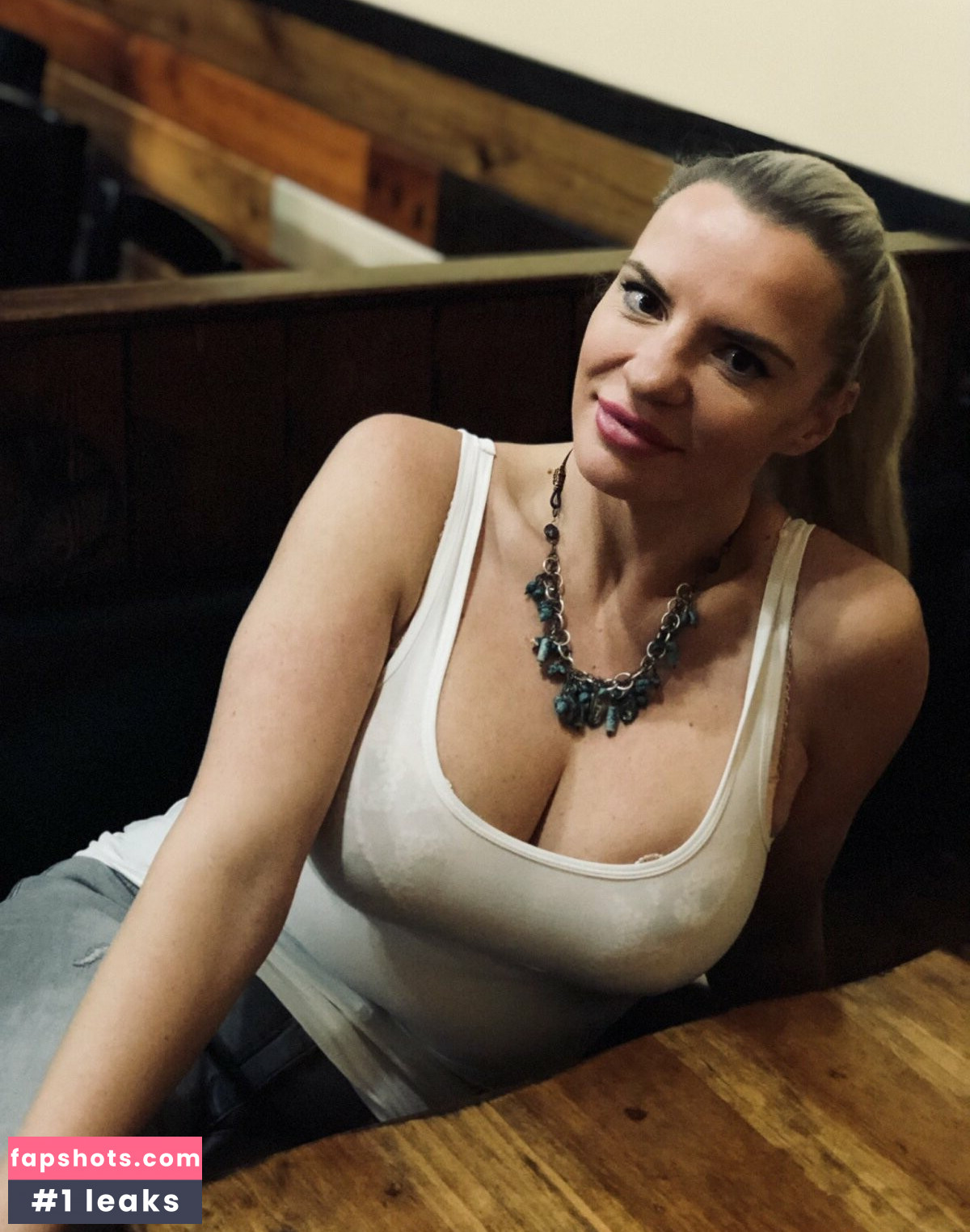 Tori Hendricz gallery photo #6