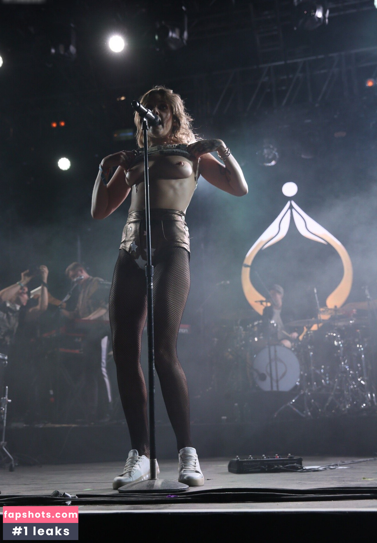Tove Lo gallery photo #21