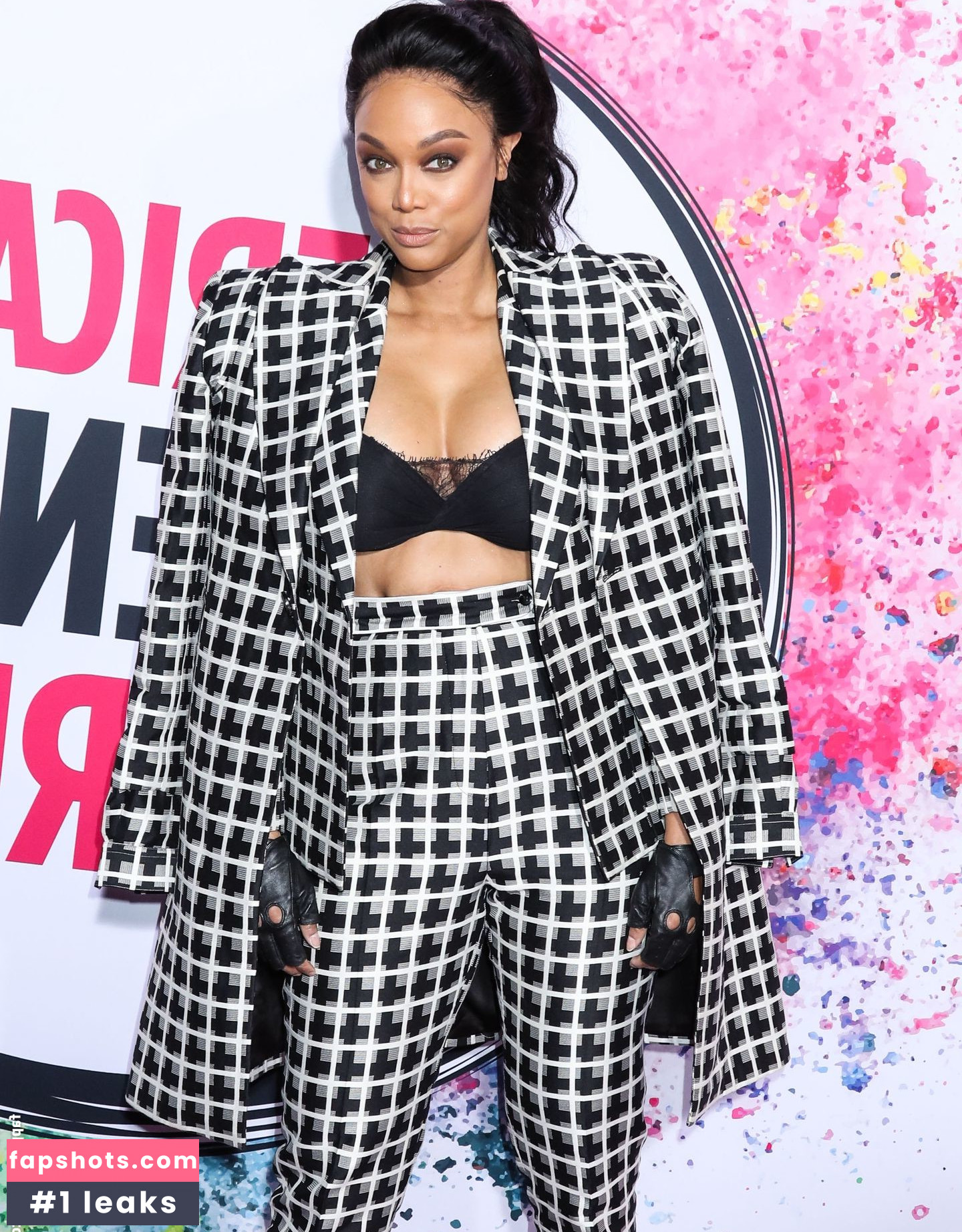 Tyra Banks gallery photo #98