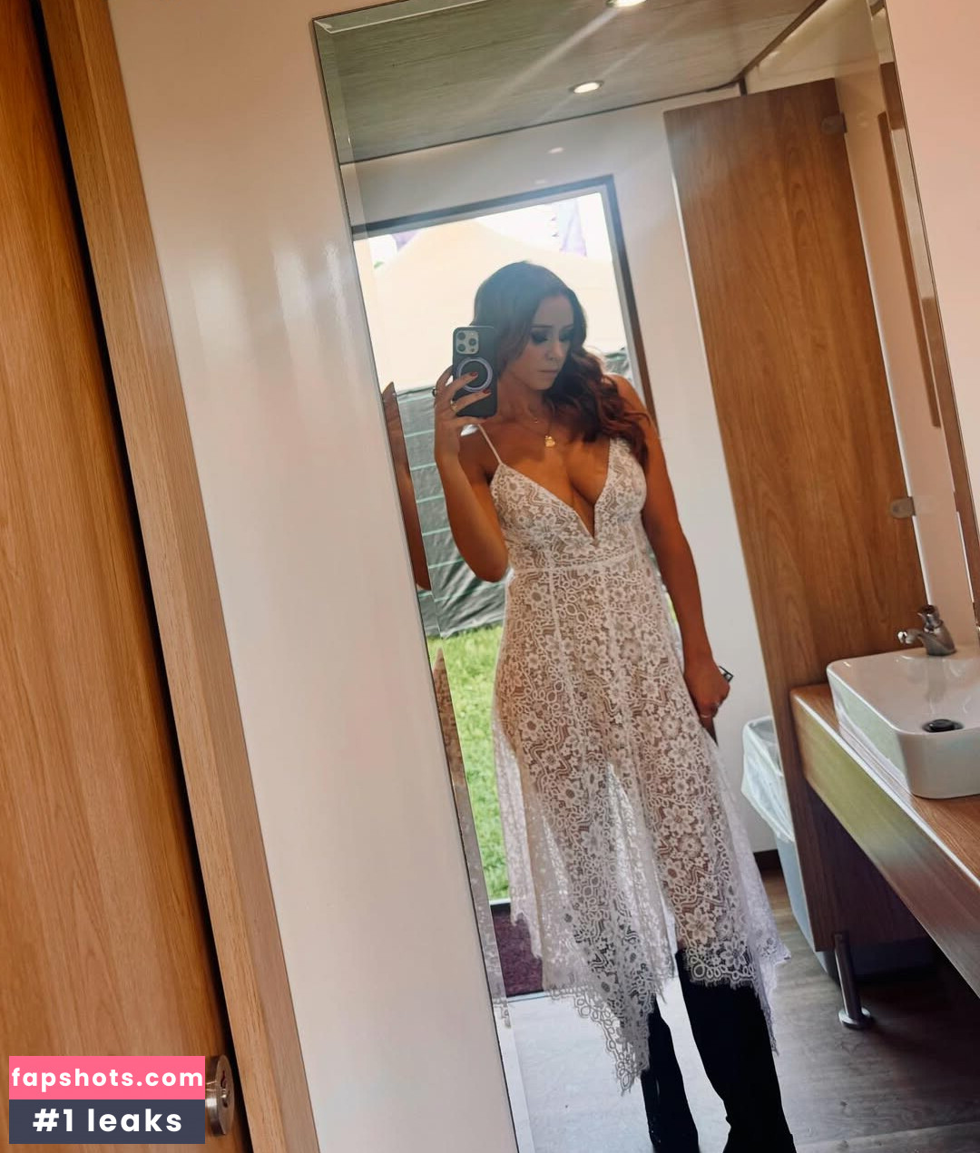 Una Healy gallery photo #20