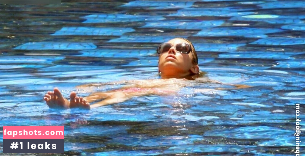 Una Healy gallery photo #65