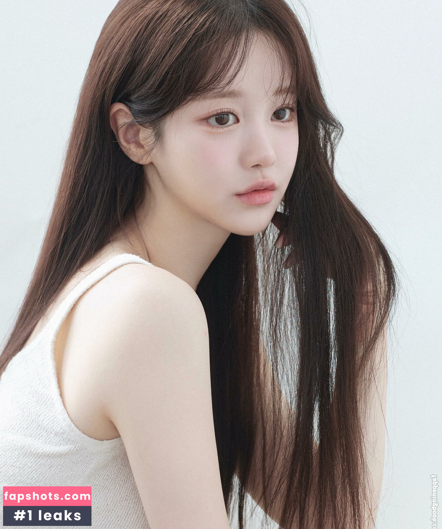 Uzaa nude babe gallery