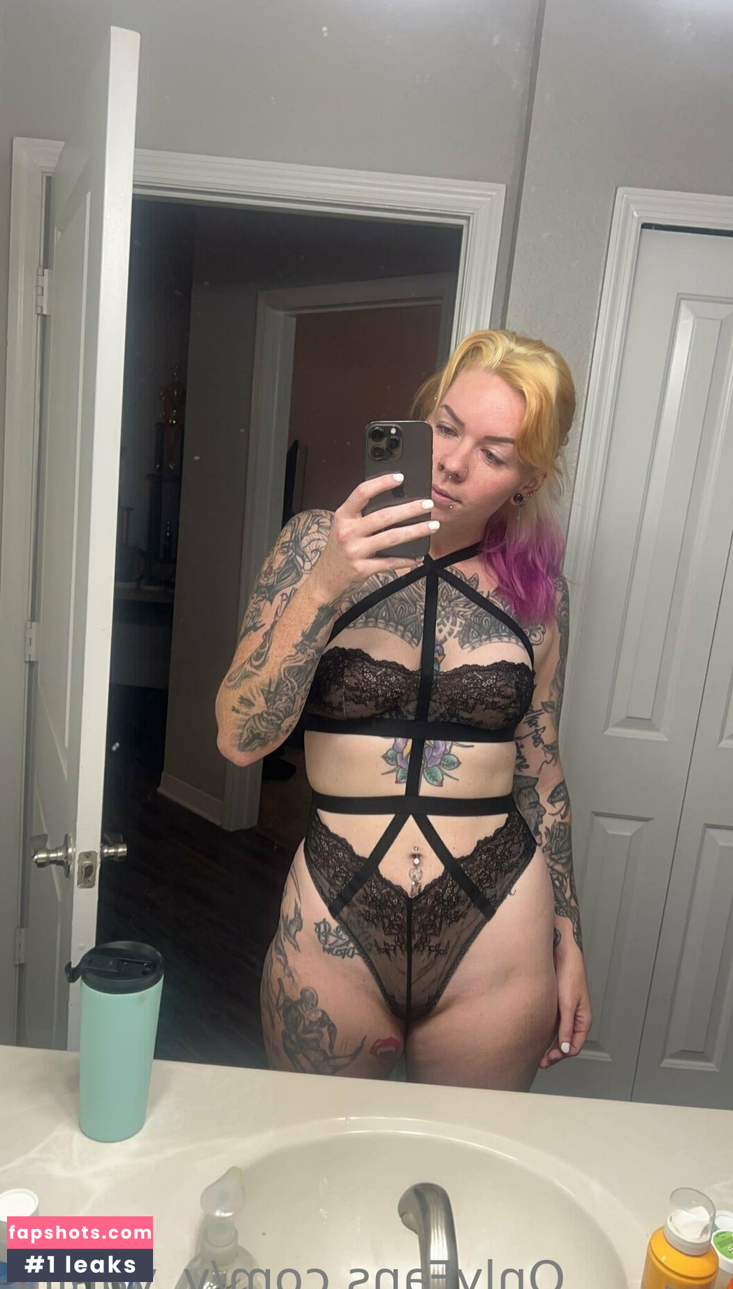 v_vanity gallery photo #3