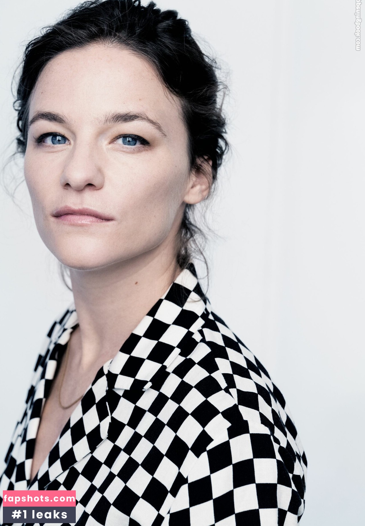 Valerie Pachner gallery photo #7