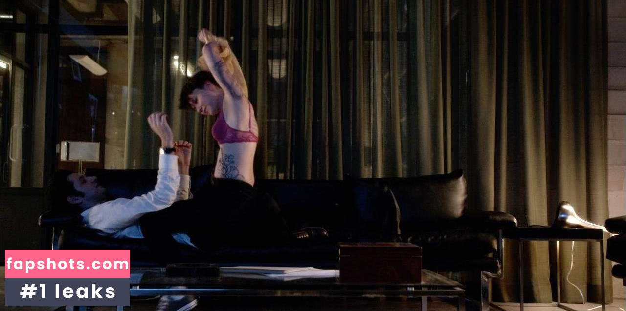 Valorie Curry gallery photo #17