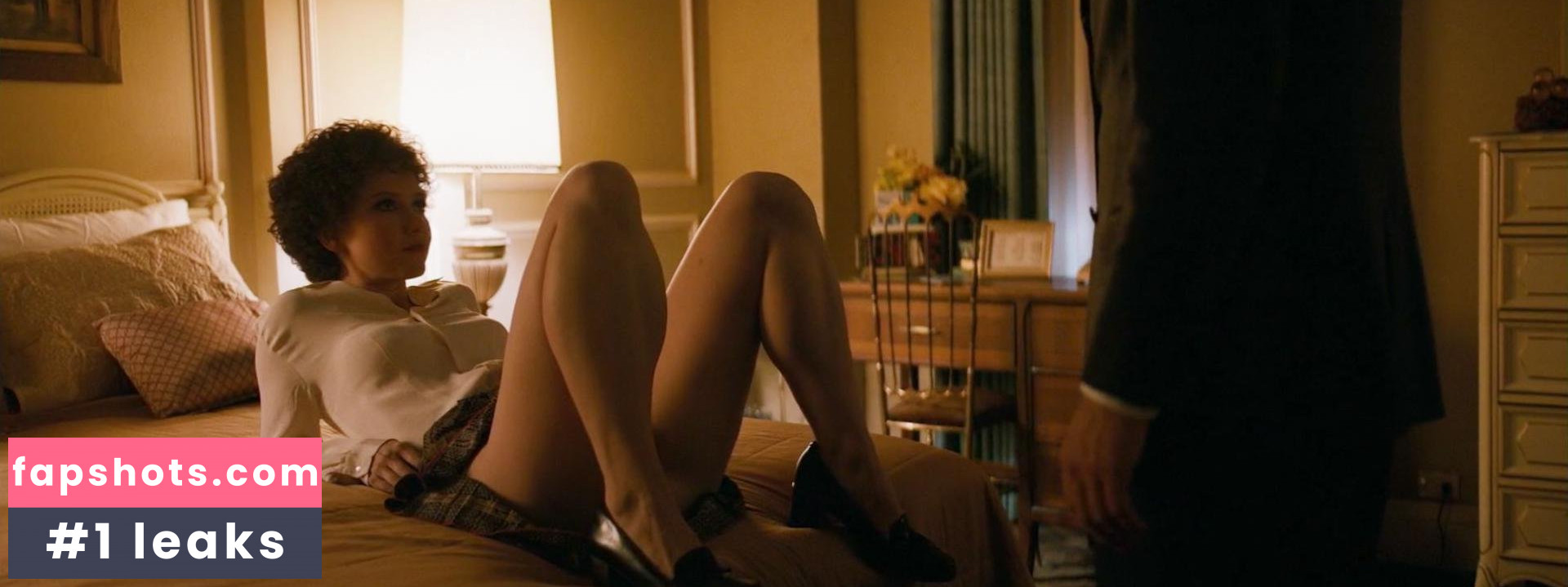 Valorie Curry gallery photo #23