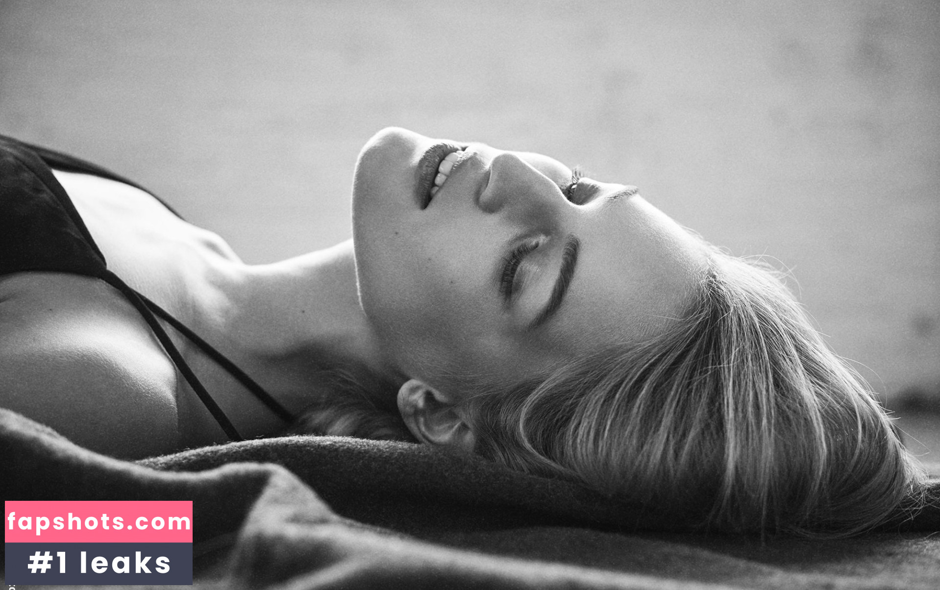 Vanessa Axente gallery photo #11