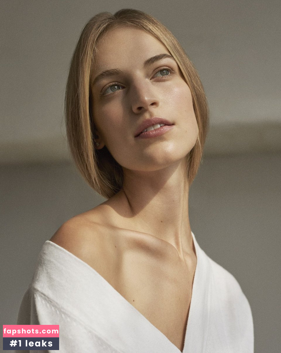 Vanessa Axente gallery photo #17