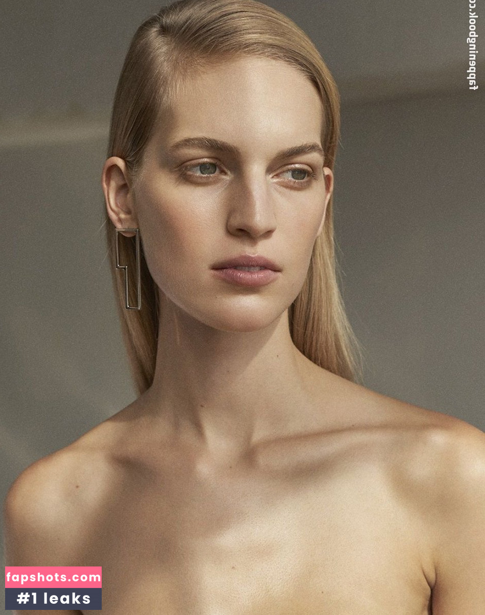 Vanessa Axente gallery photo #9