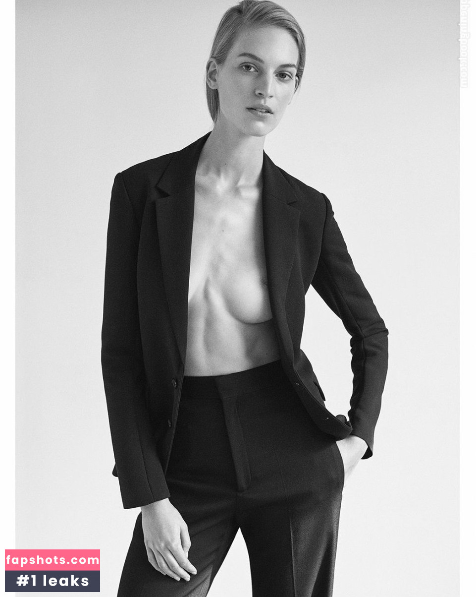 Vanessa Axente gallery photo #10