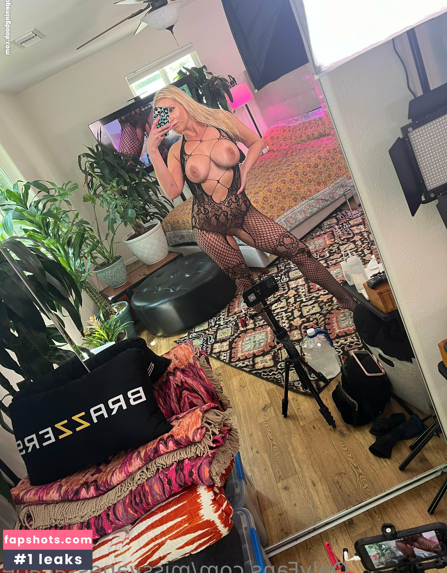 Vanessa Cage gallery photo #126