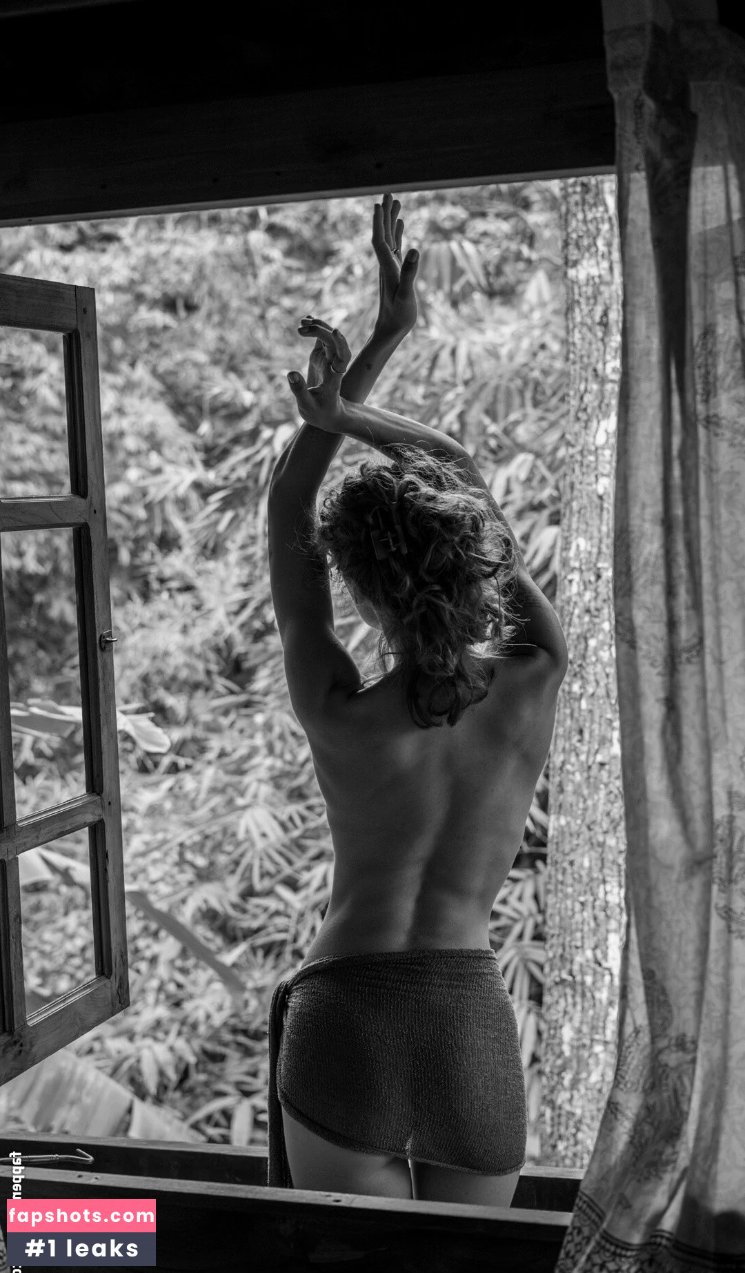 Vanessa Moe gallery photo #26