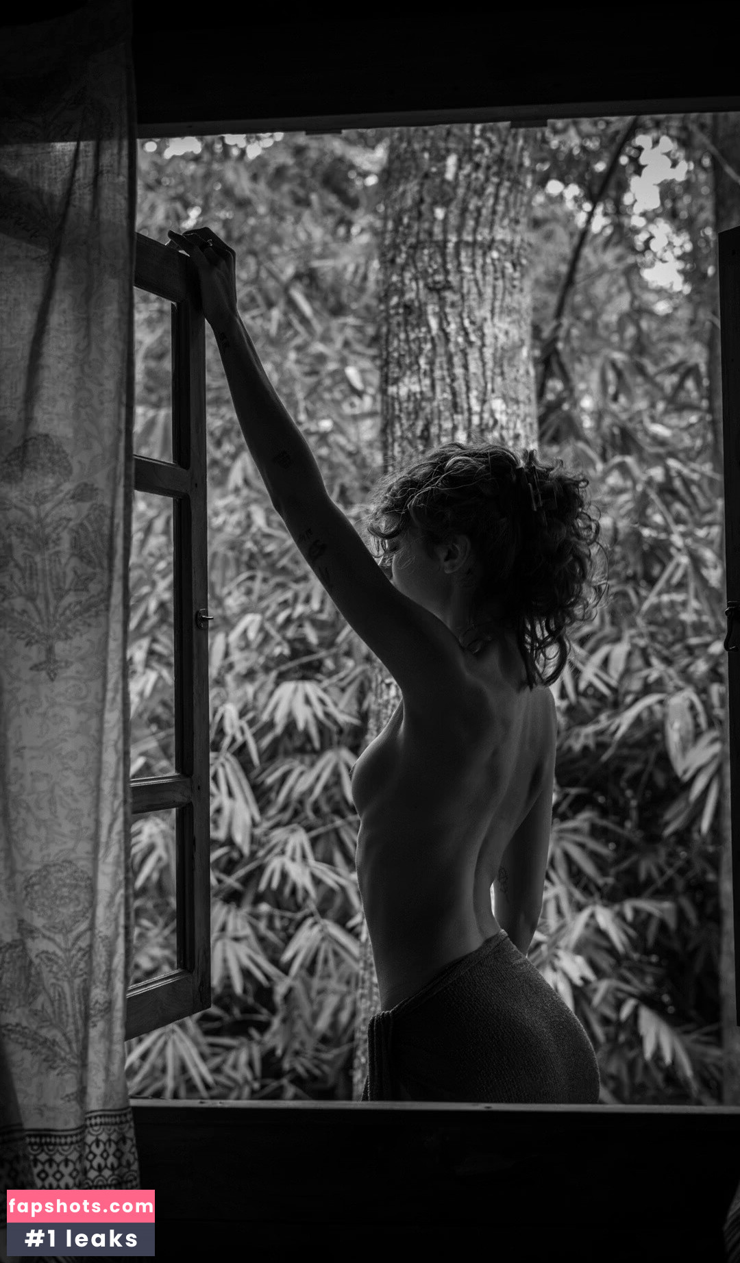 Vanessa Moe gallery photo #9