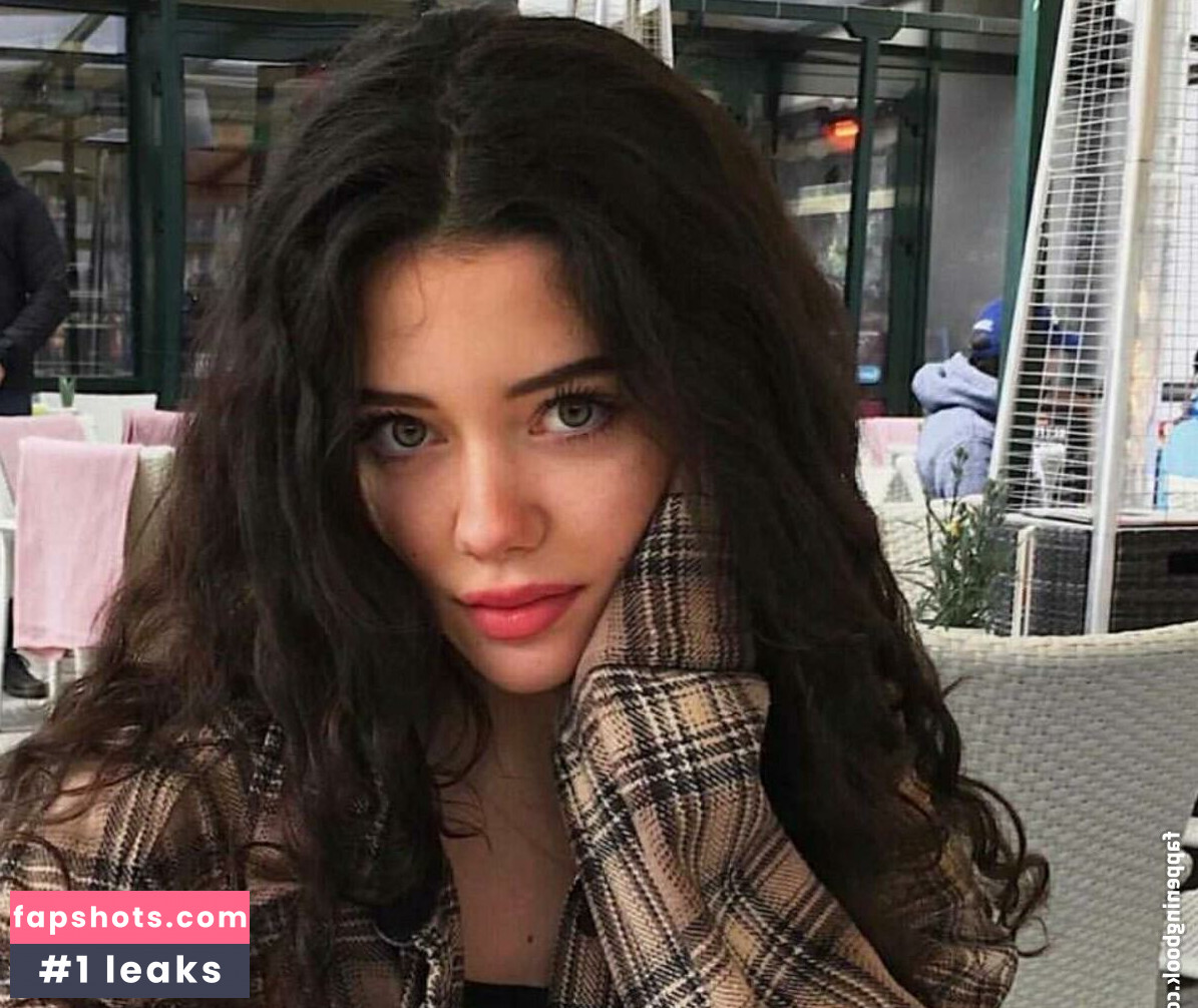 Vanessa Reinhard gallery photo #20