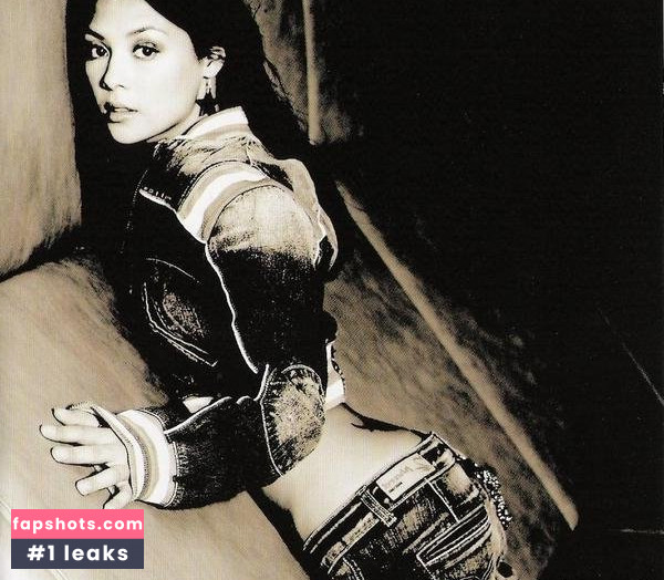 Vanessa Struhler gallery photo #15