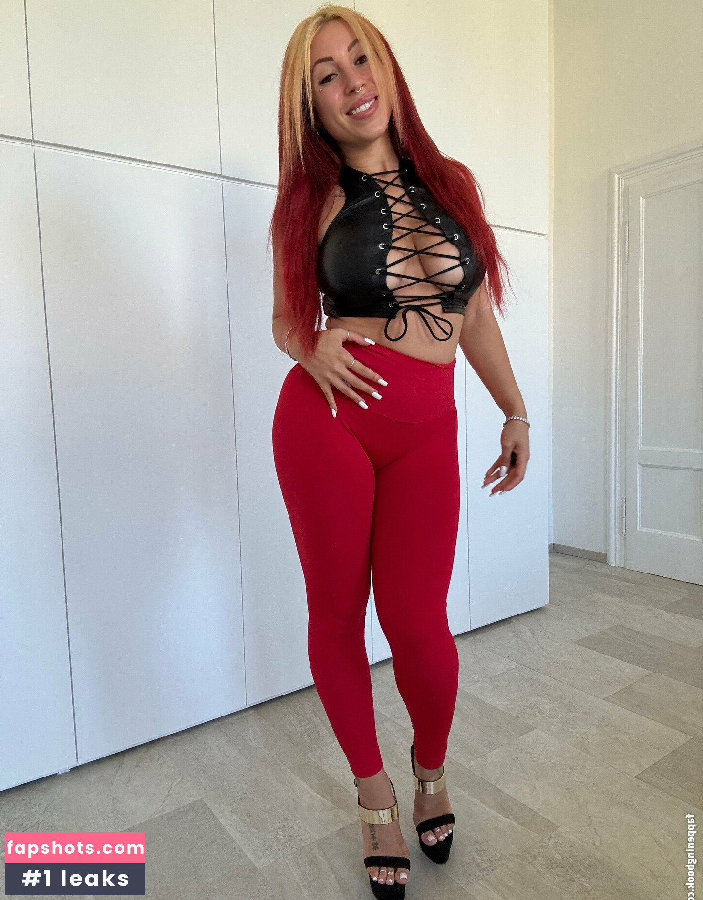 venuscladfree gallery photo #18