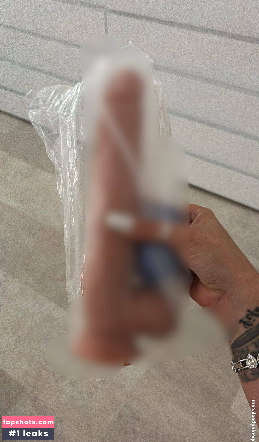 venuscladfree gallery photo #5