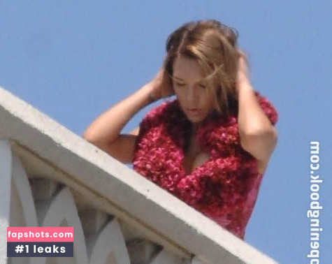 Victoria Beckham gallery photo #693