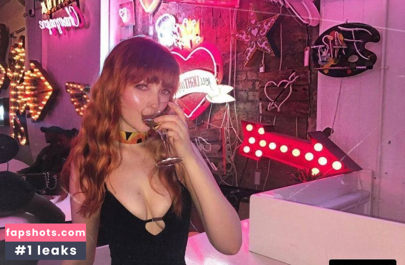 Victoria Clay gallery photo #9