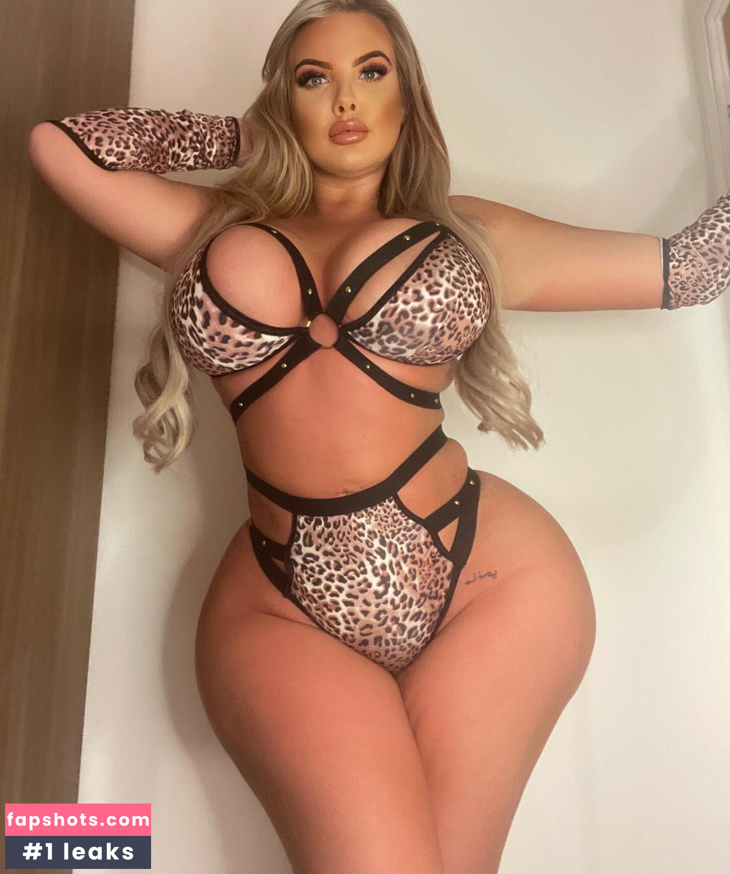 Victoria Lily Sinclair gallery photo #2