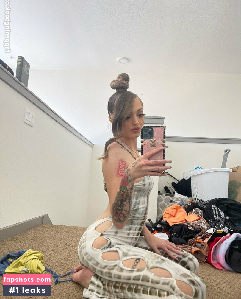 Victoria Rclaiire gallery photo #4