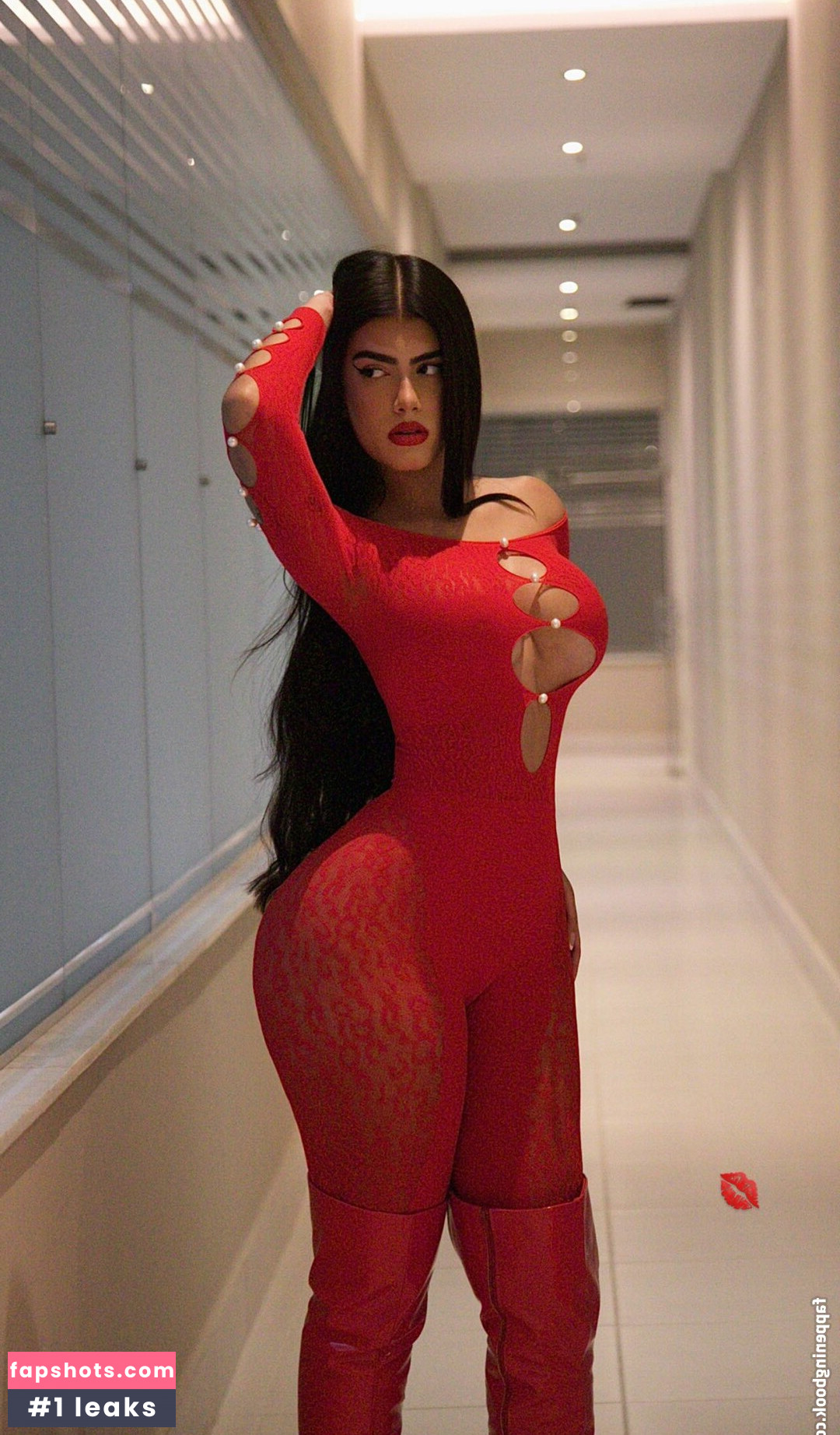 Victtoria Medeiros gallery photo #29