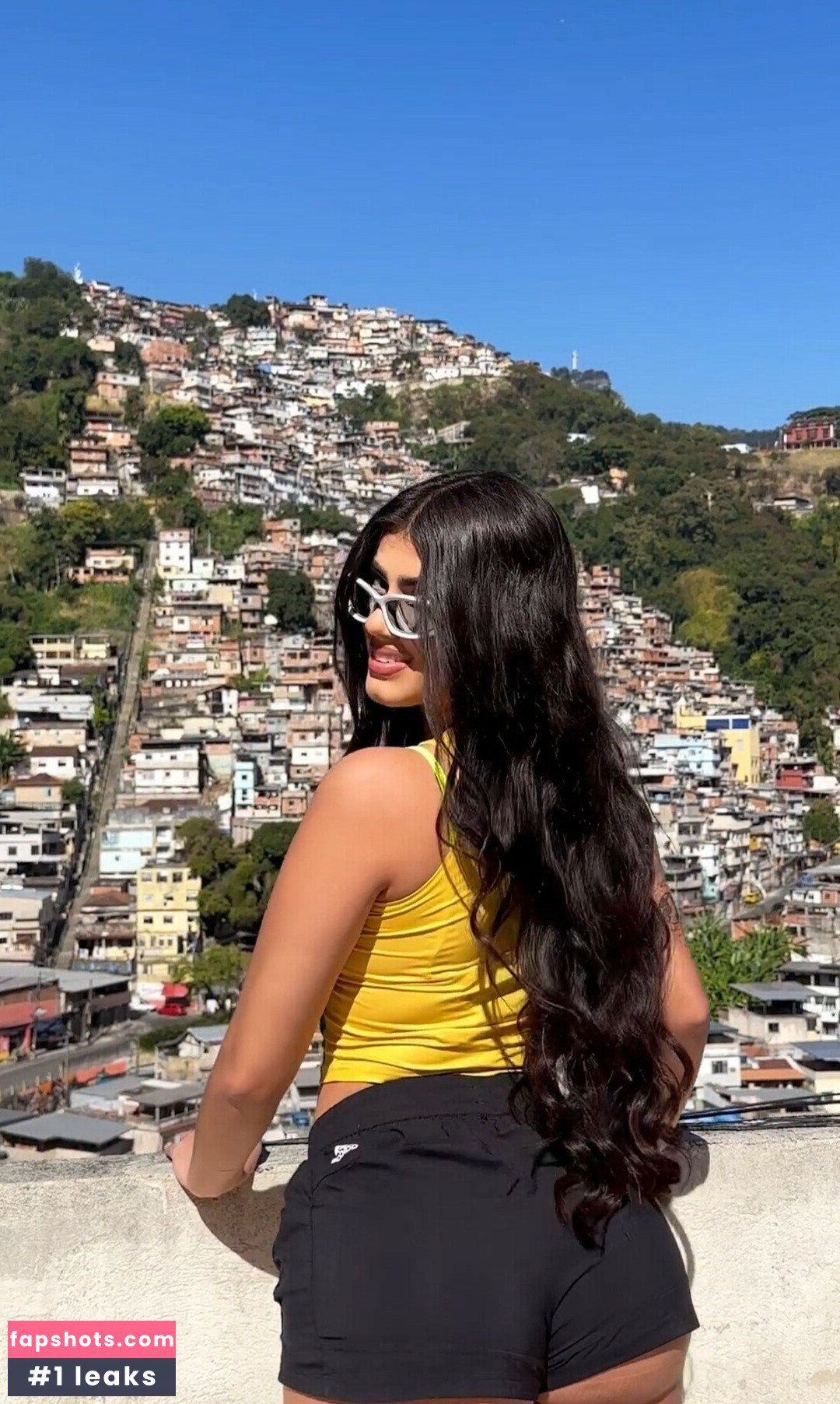 Victtoria Medeiros gallery photo #35