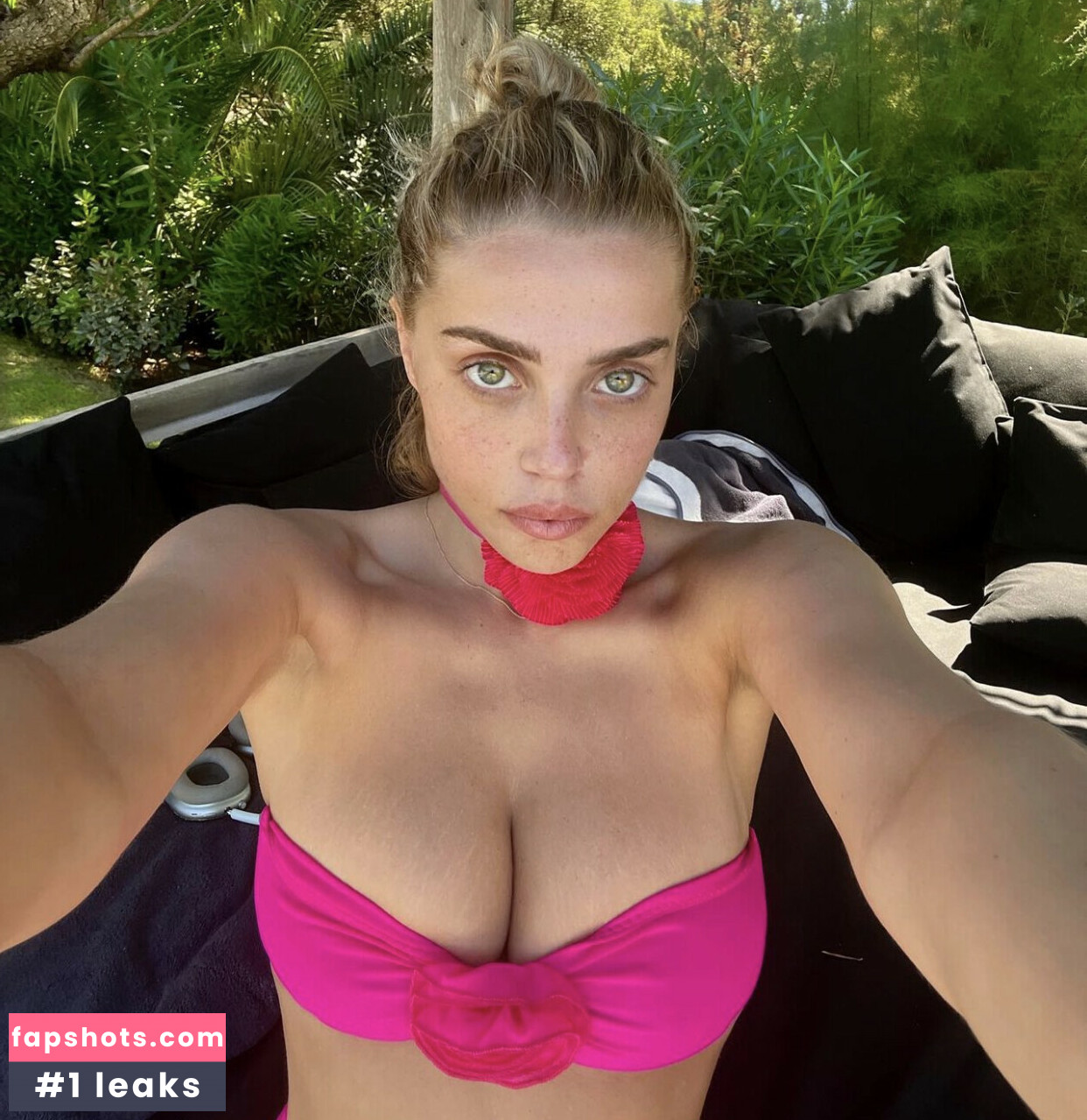 Violet Benson gallery photo #25