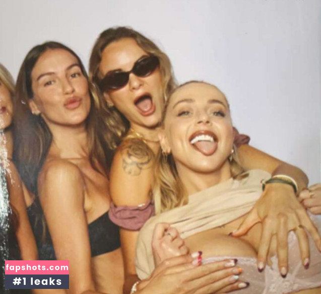 Violet Benson gallery photo #69