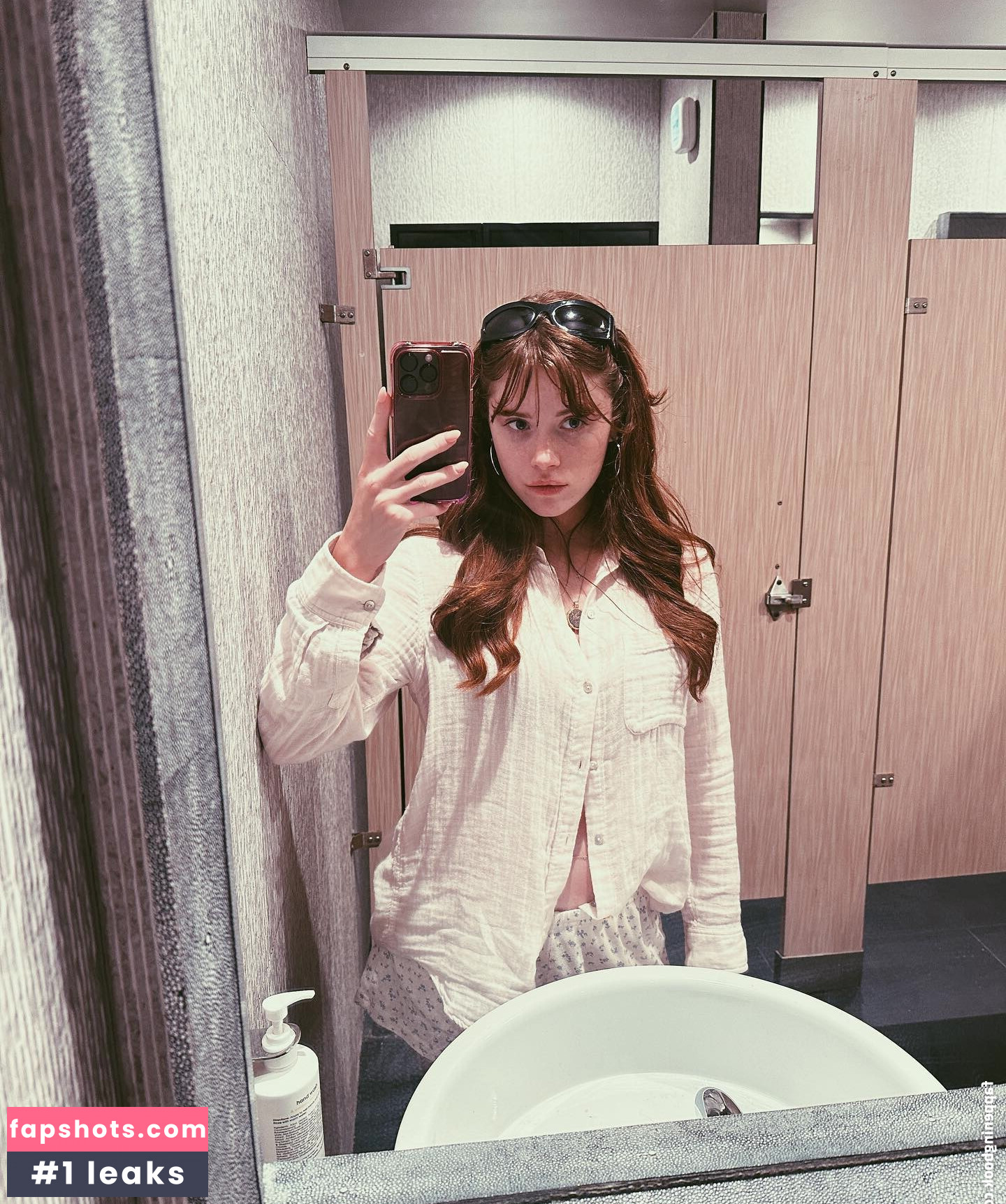 Violet Brinson gallery photo #33