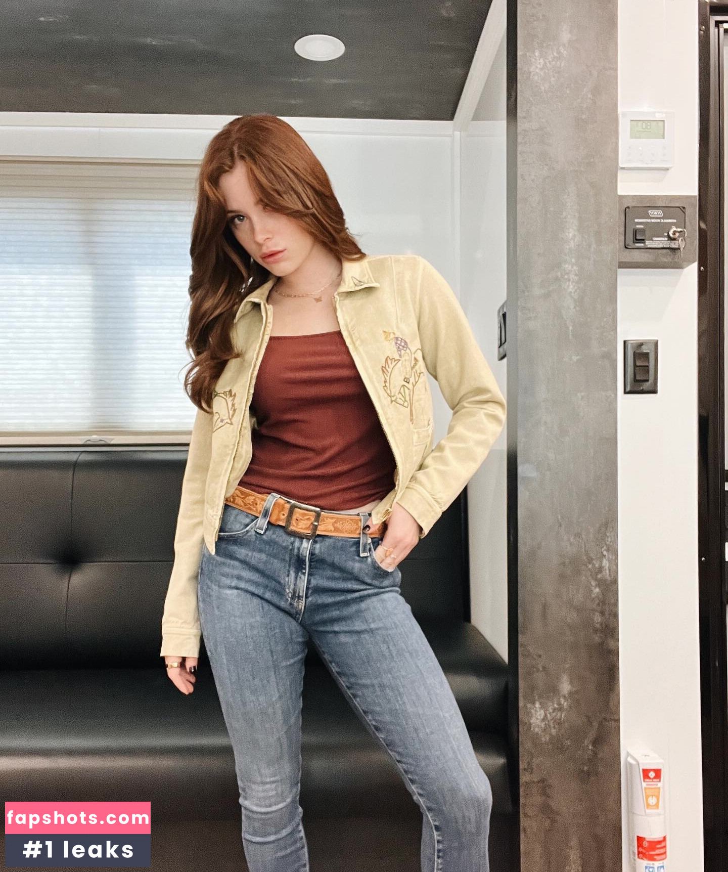 Violet Brinson gallery photo #40