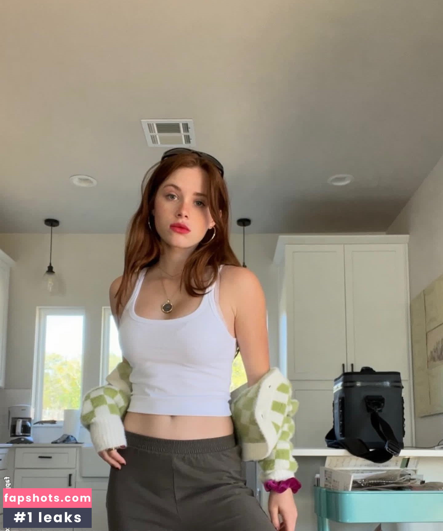 Violet Brinson gallery photo #43