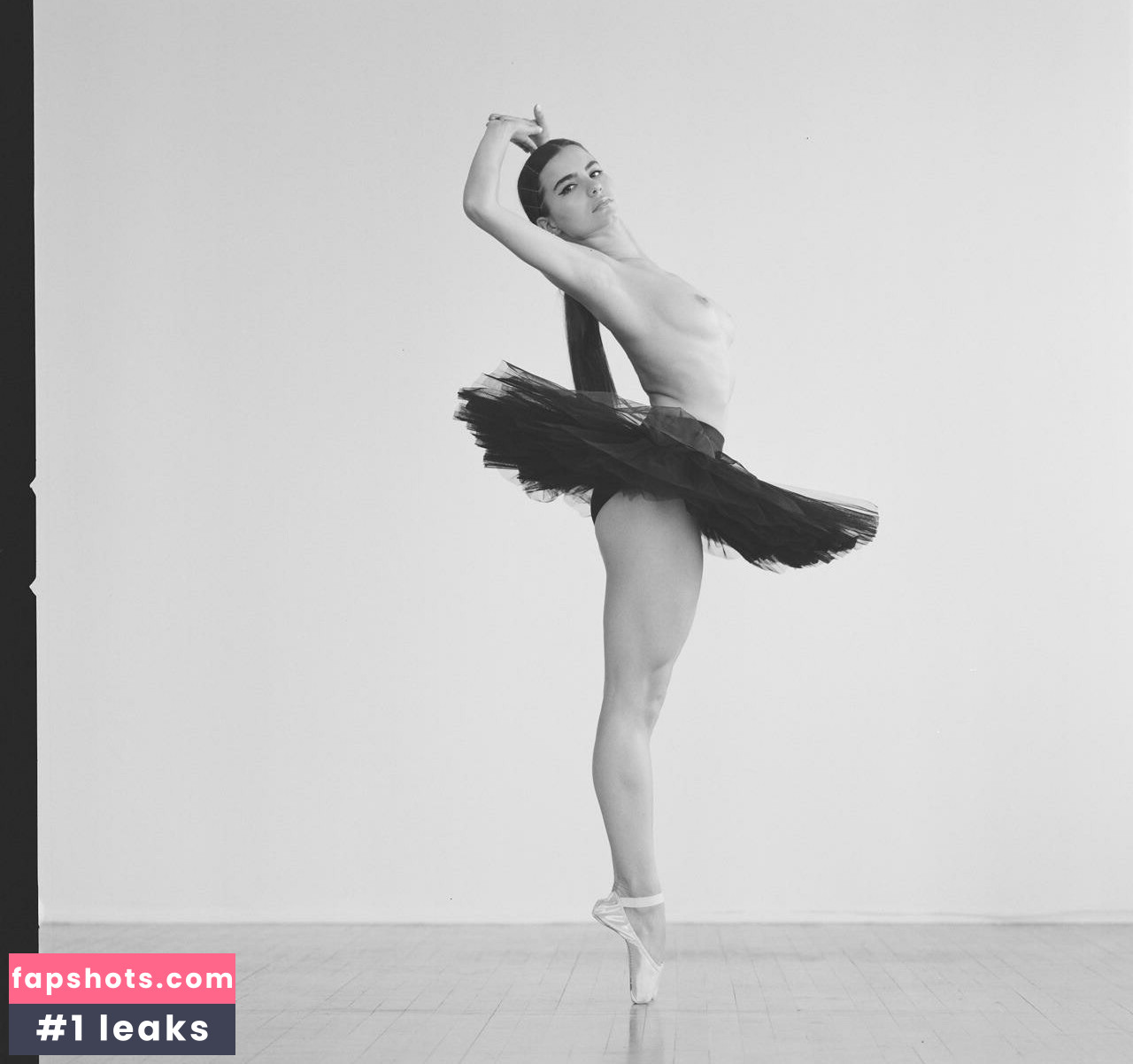 Violetta Komyshan gallery photo #22