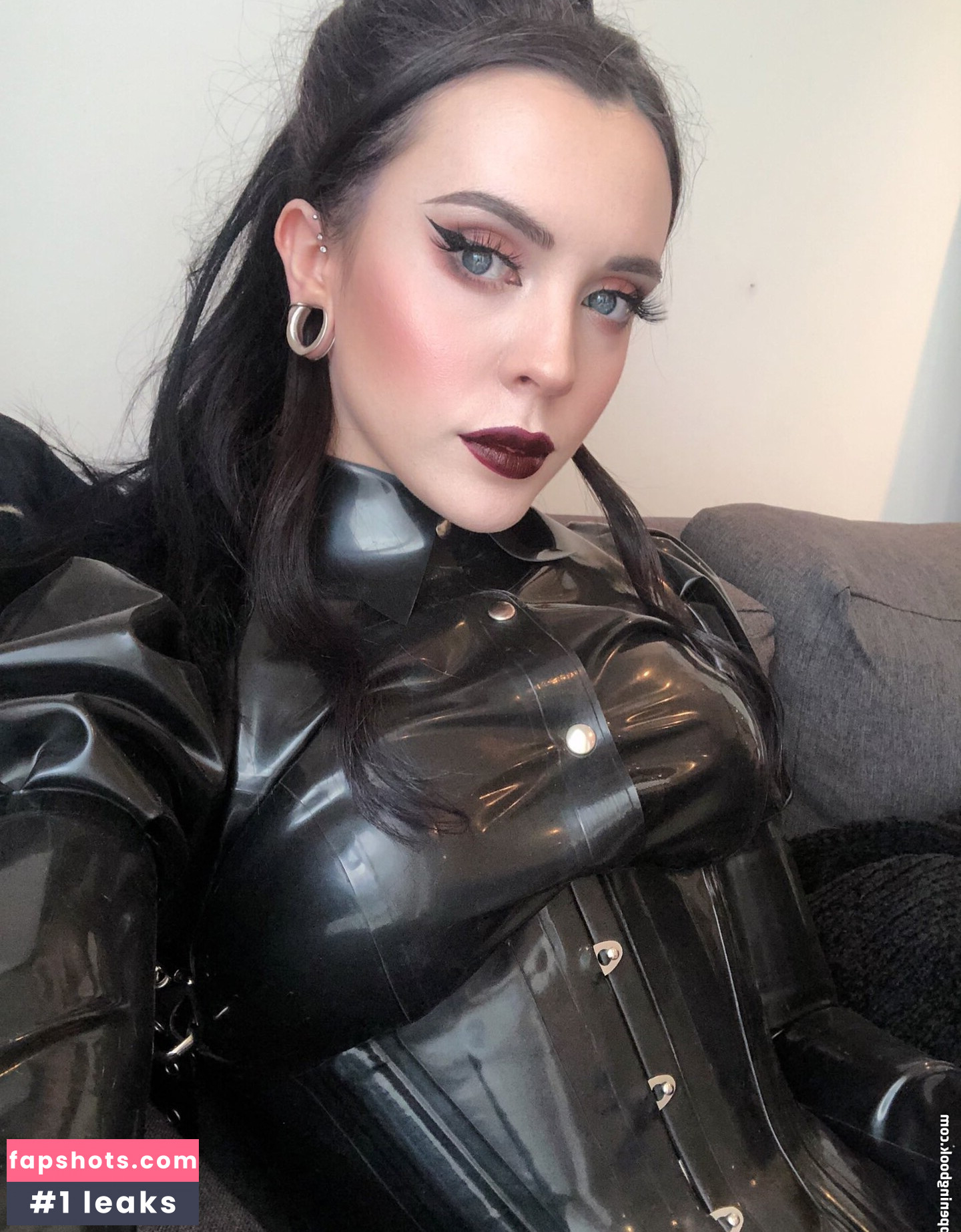 Violette gallery photo #19