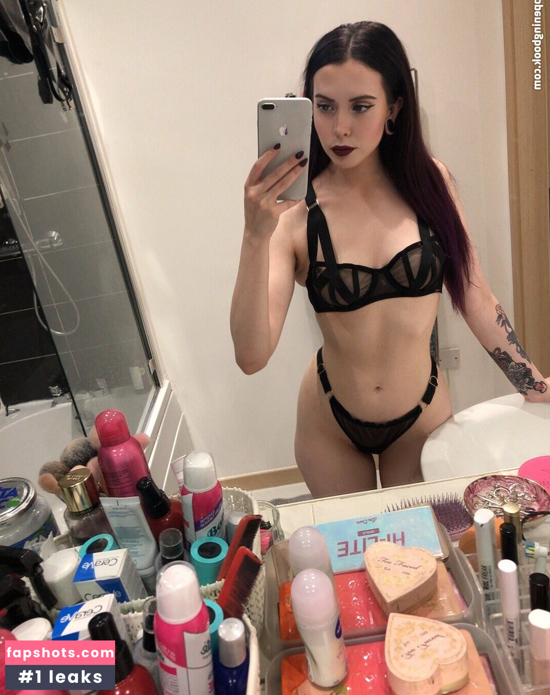 Violette gallery photo #26