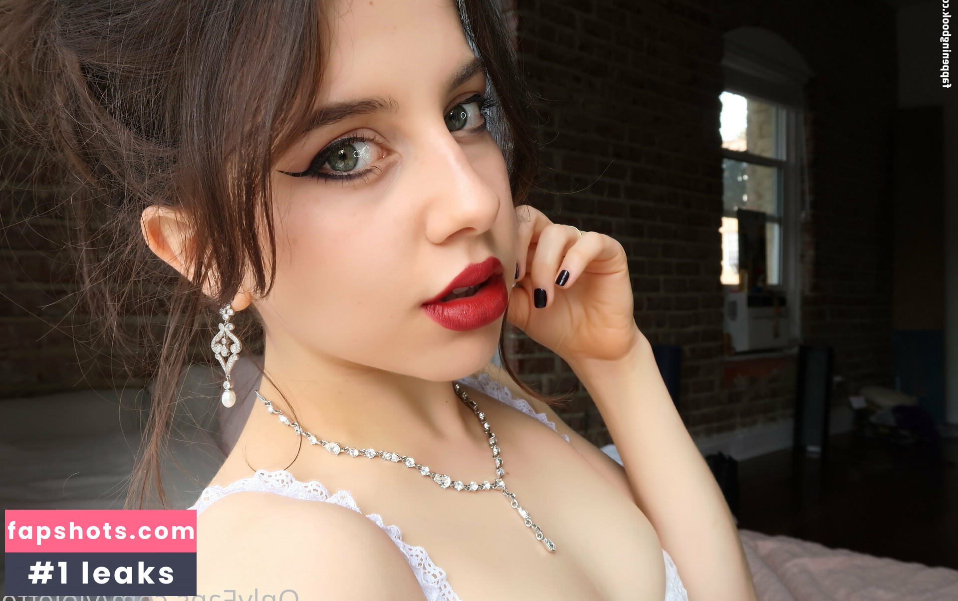 Violette gallery photo #5