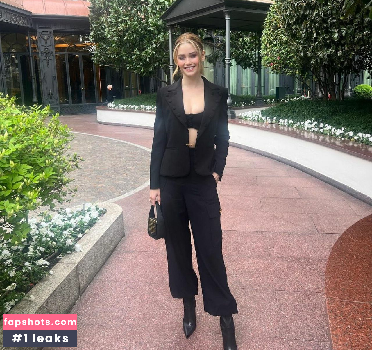 Virginia Gardner gallery photo #44