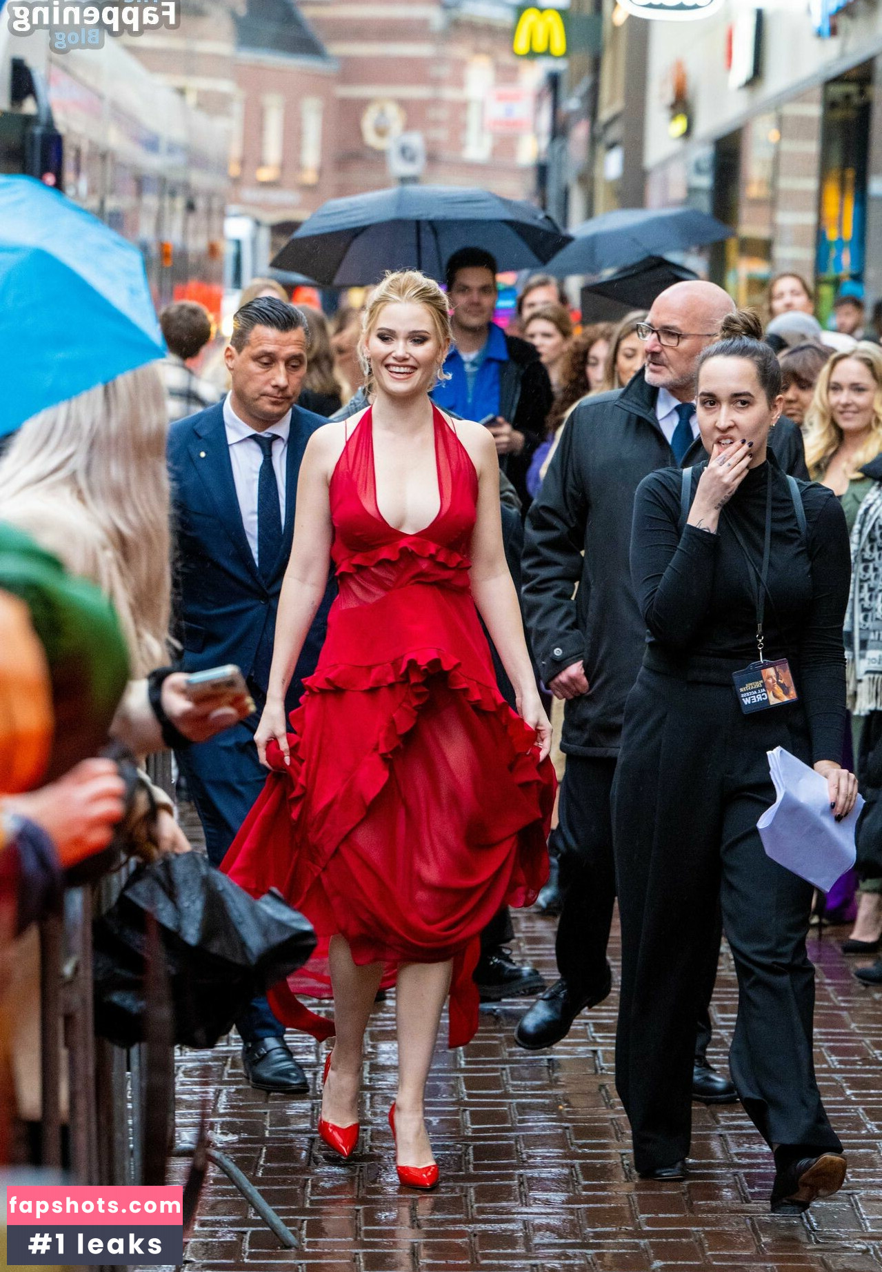 Virginia Gardner gallery photo #96