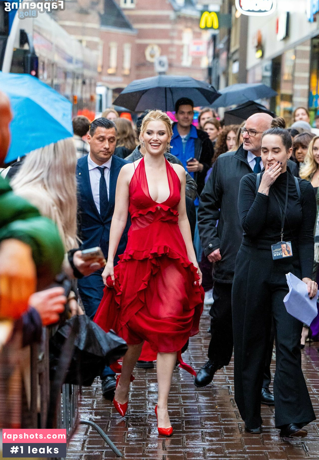 Virginia Gardner gallery photo #97