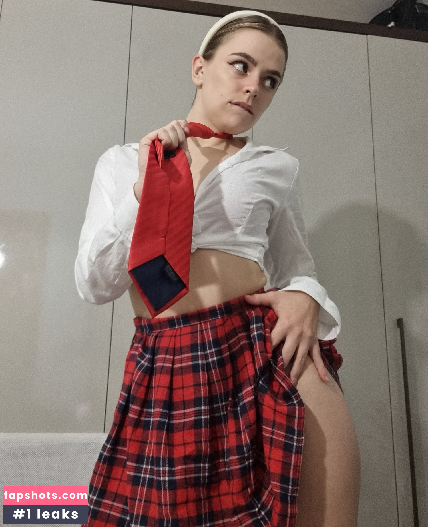 Viviane Costa nude babe gallery