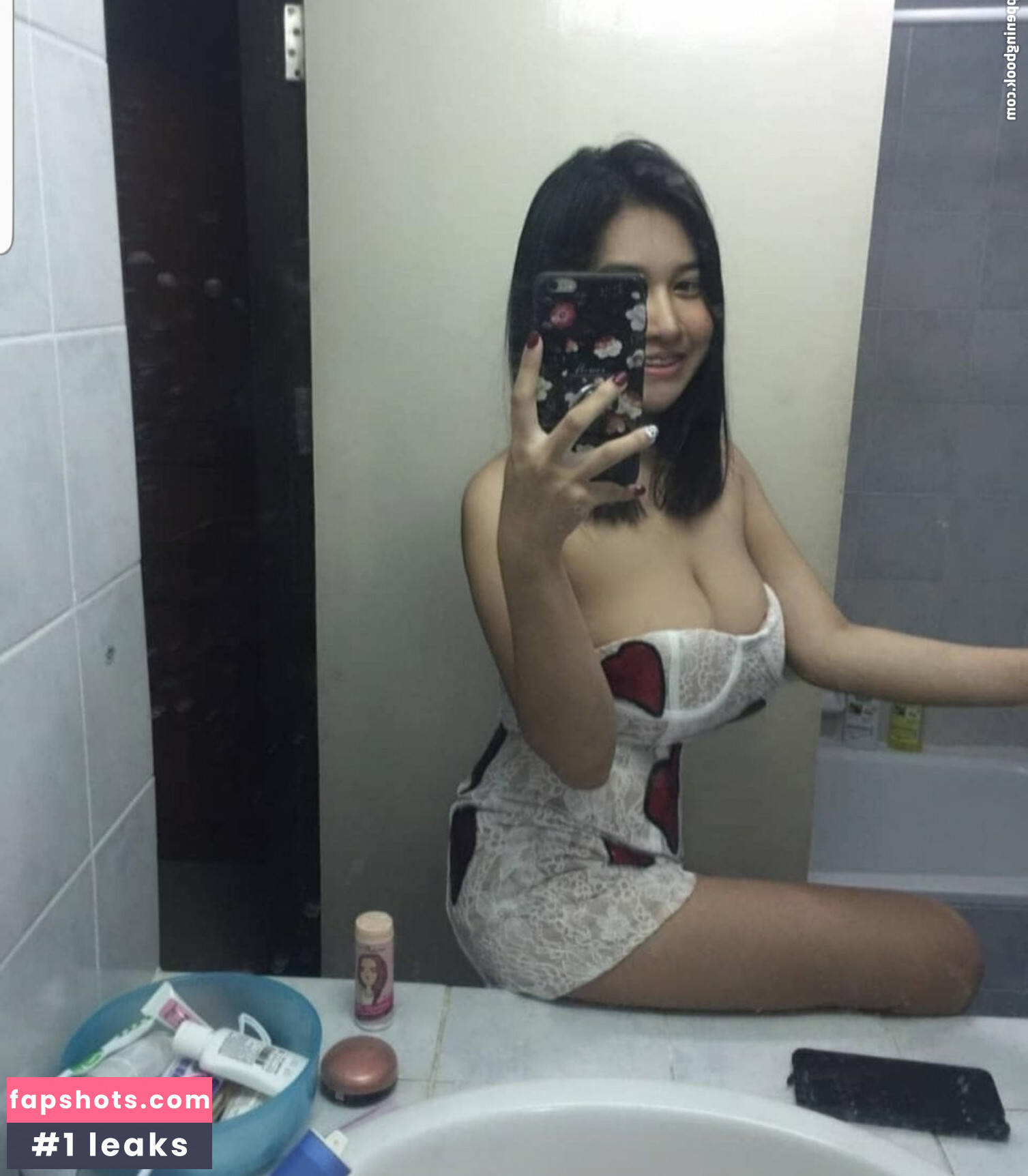 Warunee Thanyaphu gallery photo #26