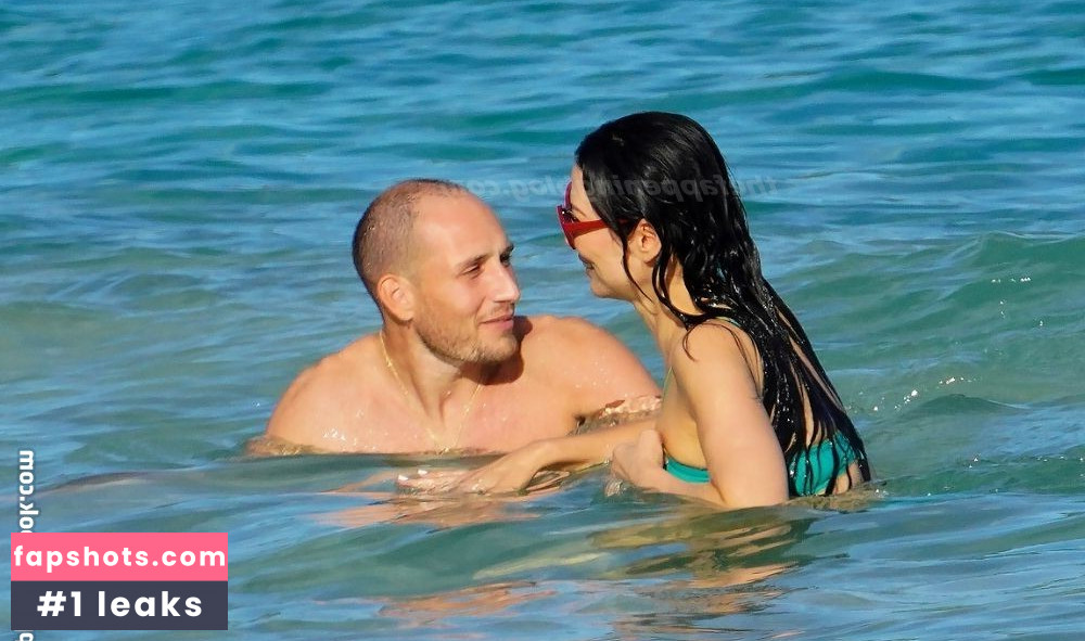 Wendi Deng Murdoch gallery photo #53